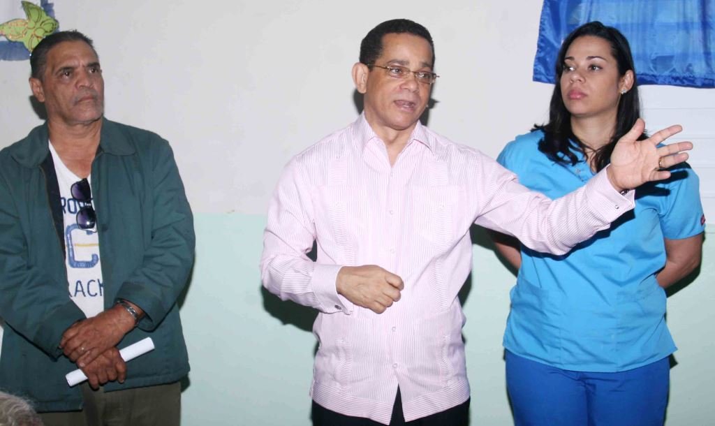 El senador de Espaillat, José Rafael Vargas explica el proceso de los operativos de la vista en el club Juan Pablo Duarte de Moca 